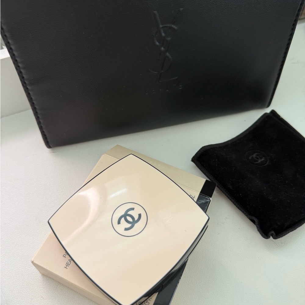 CHANEL Les Beiges Eyeshadow Palette in Cream and Black